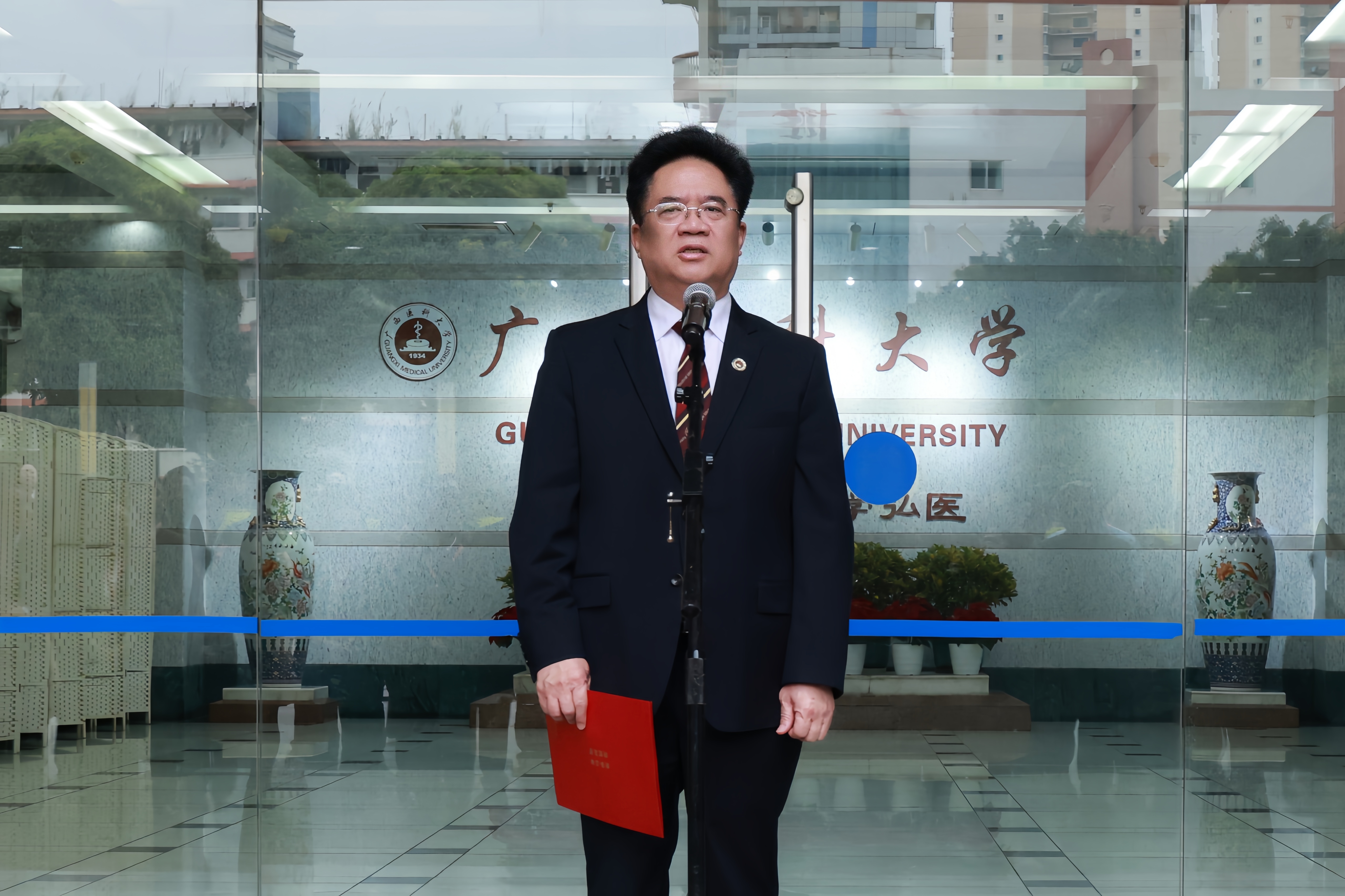 曾志羽校长宣布揭牌.jpg