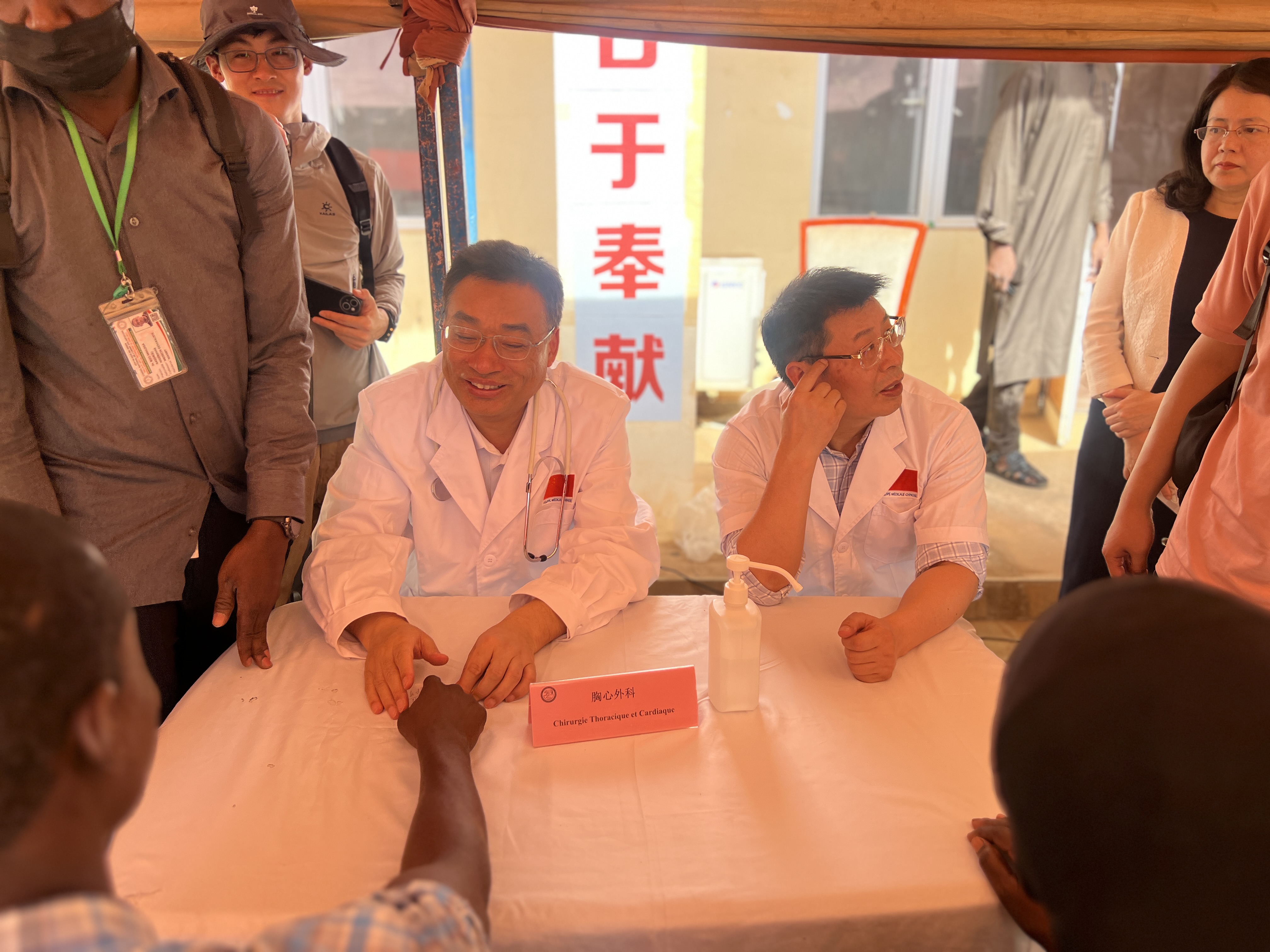3.28尼日尔中国医疗队驻地,杜振宗主任、郑宝石院长对当地患者进行问诊.jpg