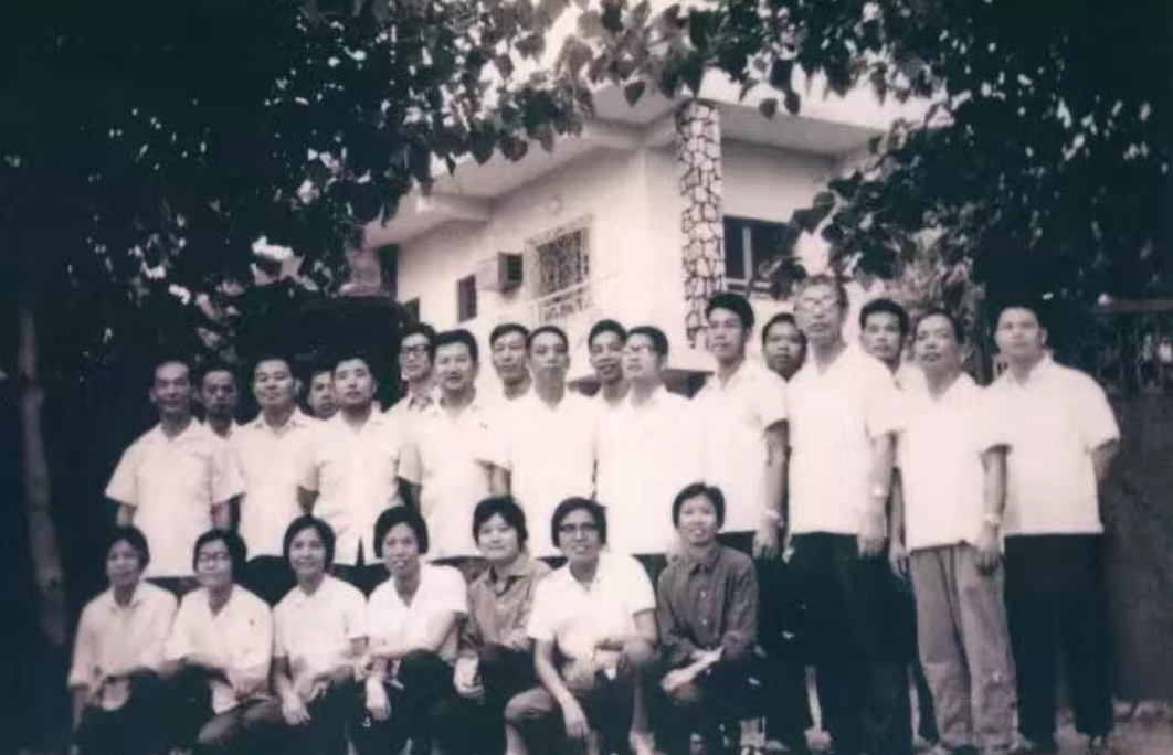 第一批(右一为苏教授).png